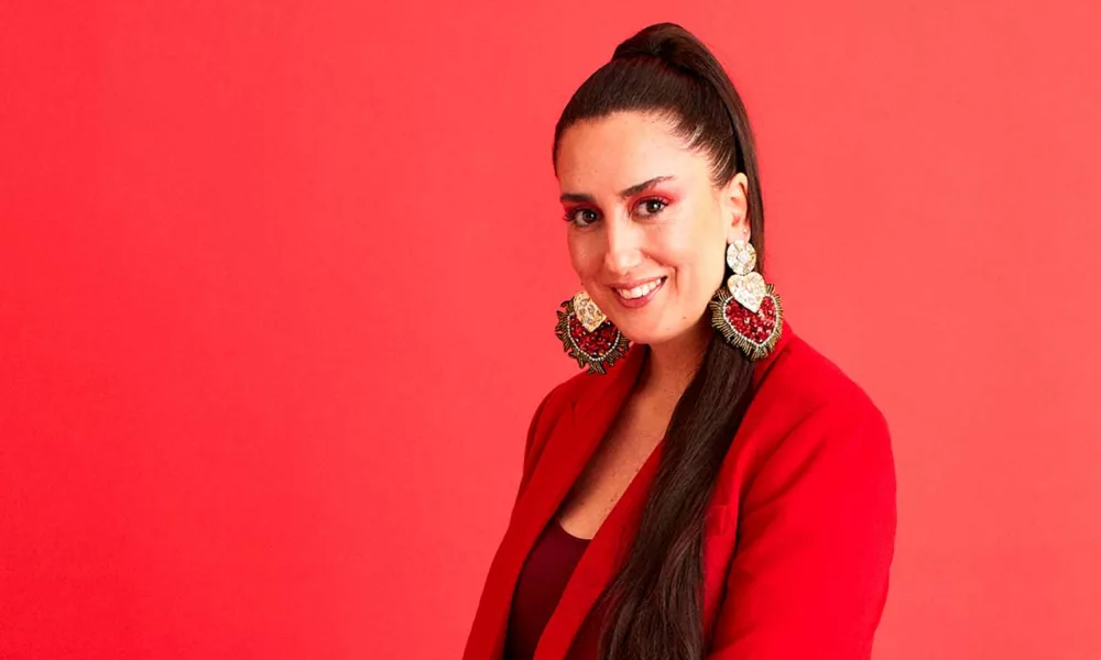 Maida La Reina ofrece tropi pop en su nuevo álbum LA REINA.